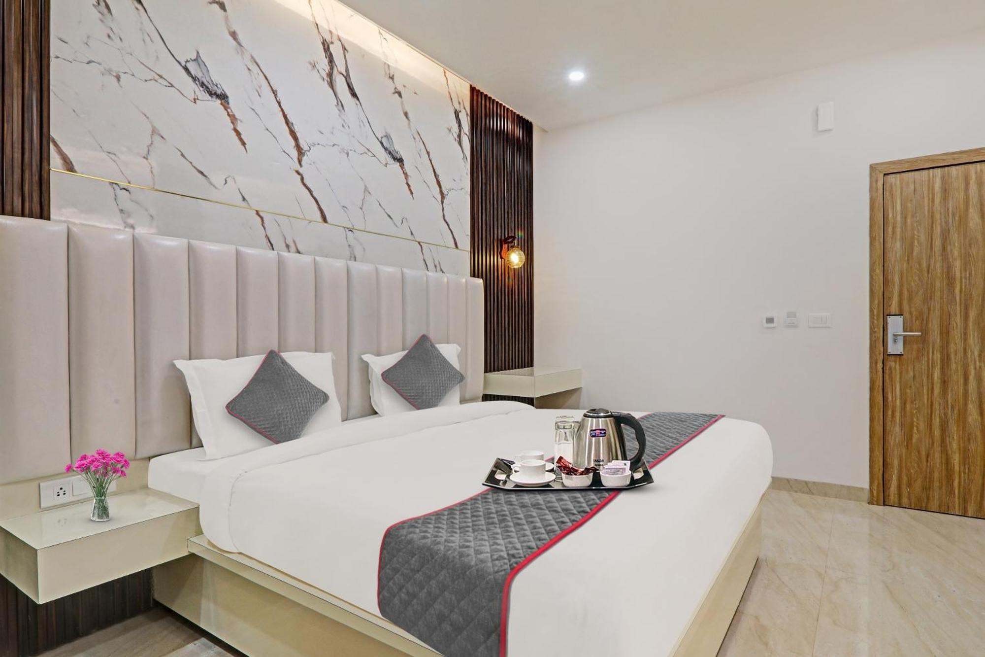 Super Townhouse Hotel Impact Chinhat 외부 사진