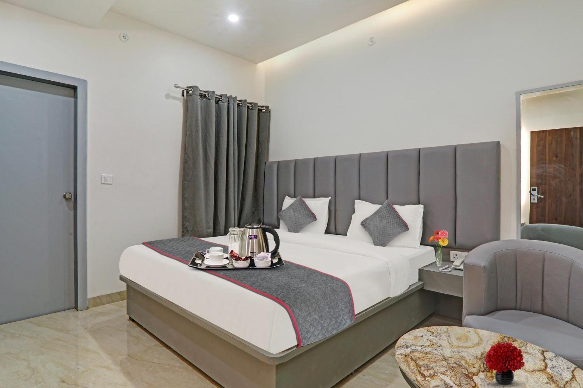Super Townhouse Hotel Impact Chinhat 외부 사진