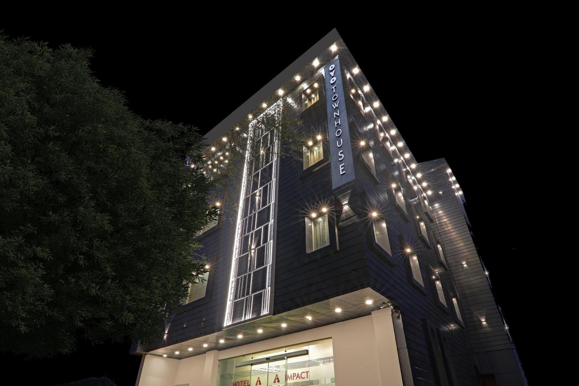 Super Townhouse Hotel Impact Chinhat 외부 사진