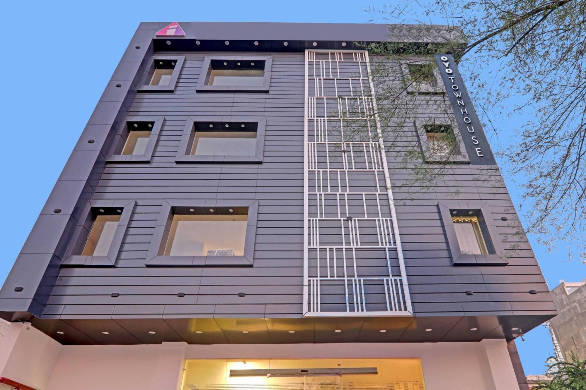 Super Townhouse Hotel Impact Chinhat 외부 사진
