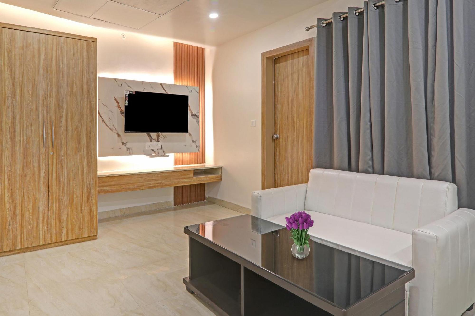 Super Townhouse Hotel Impact Chinhat 외부 사진
