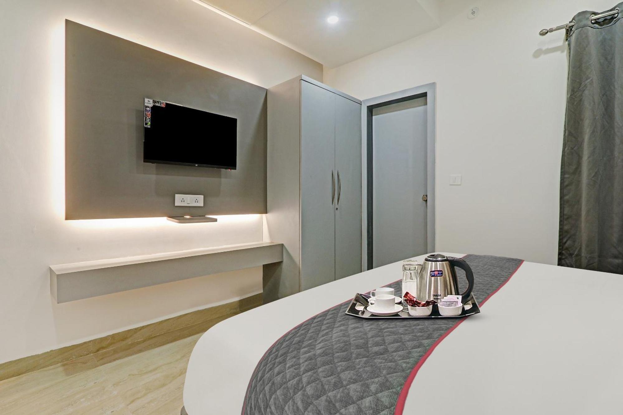 Super Townhouse Hotel Impact Chinhat 외부 사진