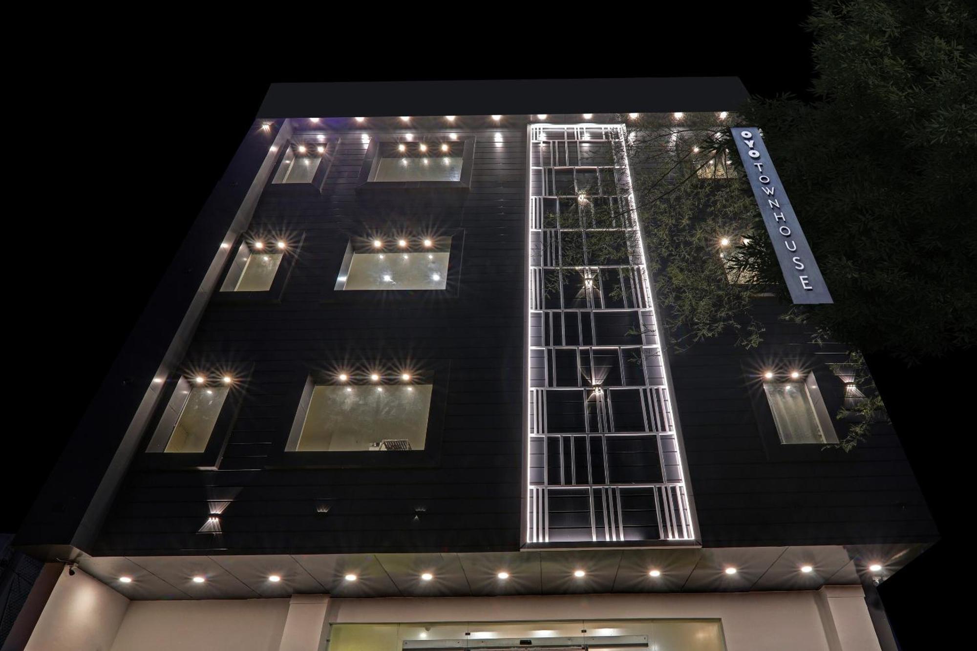 Super Townhouse Hotel Impact Chinhat 외부 사진