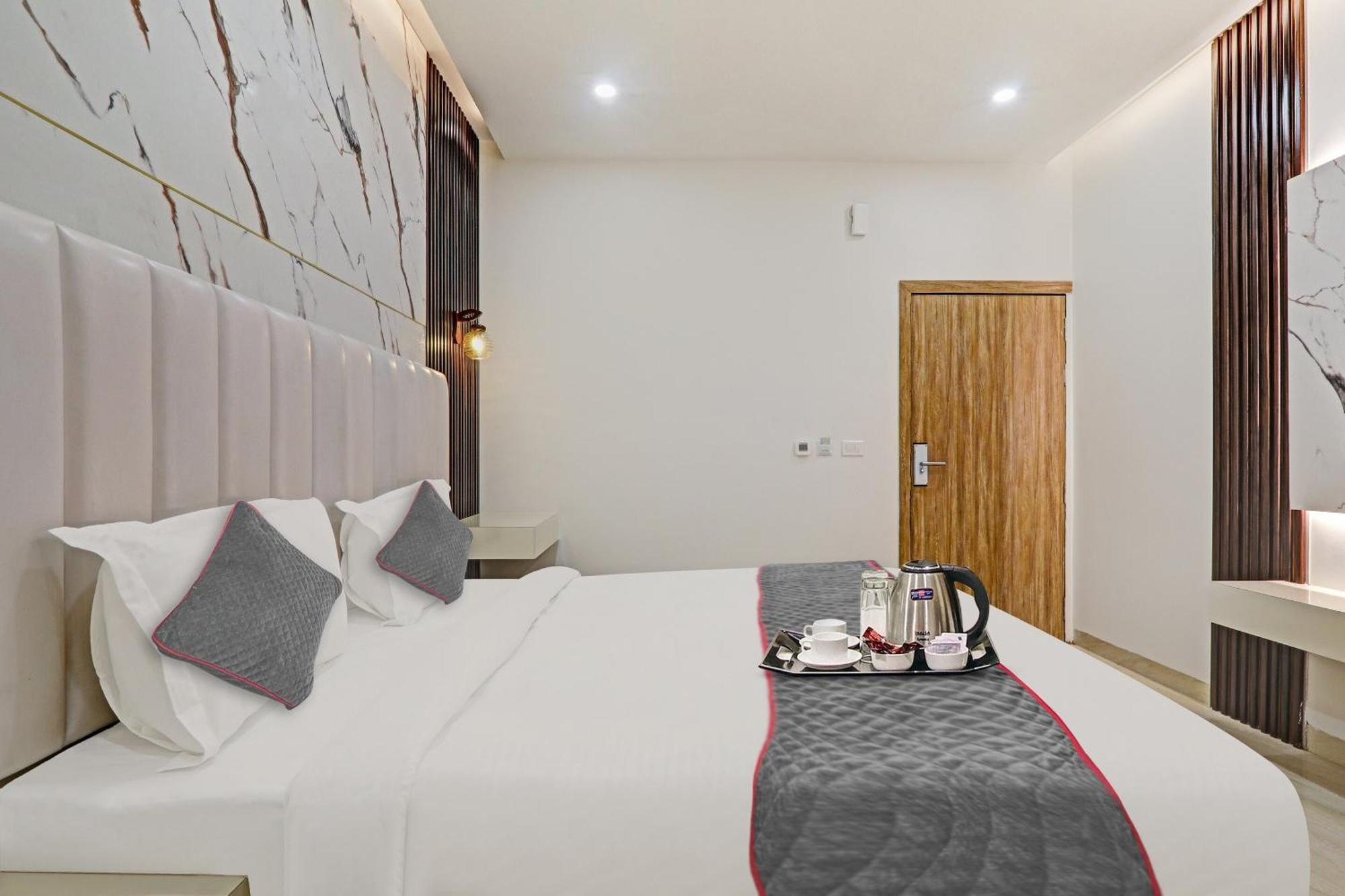 Super Townhouse Hotel Impact Chinhat 외부 사진