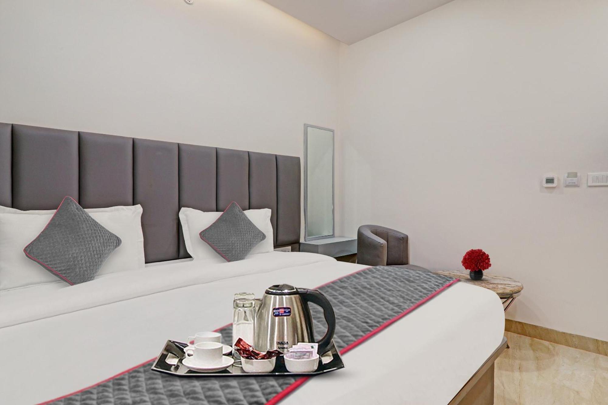 Super Townhouse Hotel Impact Chinhat 외부 사진