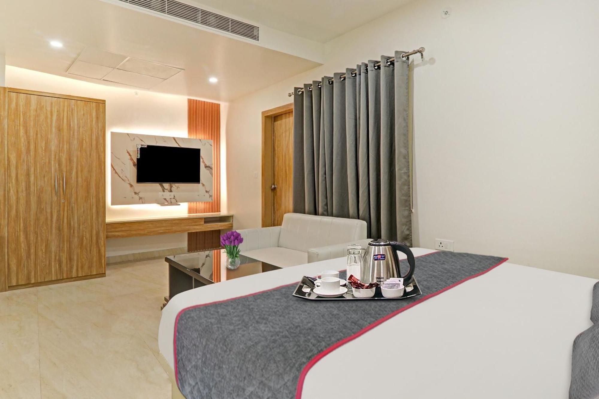 Super Townhouse Hotel Impact Chinhat 외부 사진