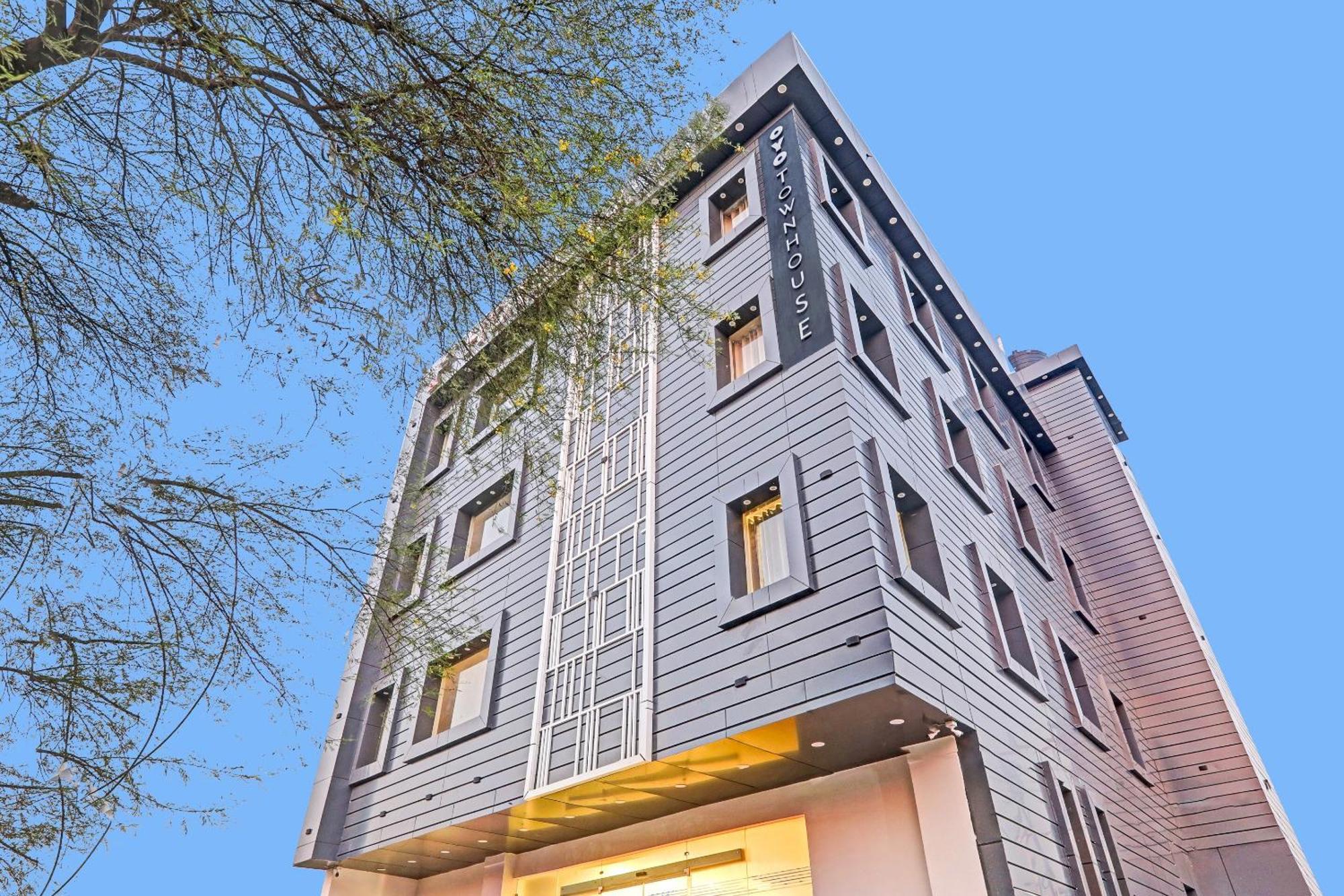 Super Townhouse Hotel Impact Chinhat 외부 사진